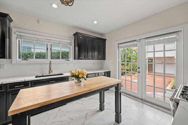 Building Photo - 221 Greymon Dr