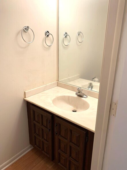 Half bathroom - 466 Buchanan Ct