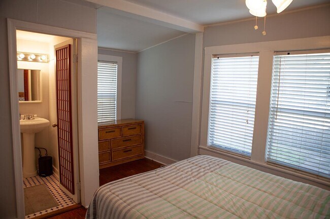 Building Photo - 419 43rd St