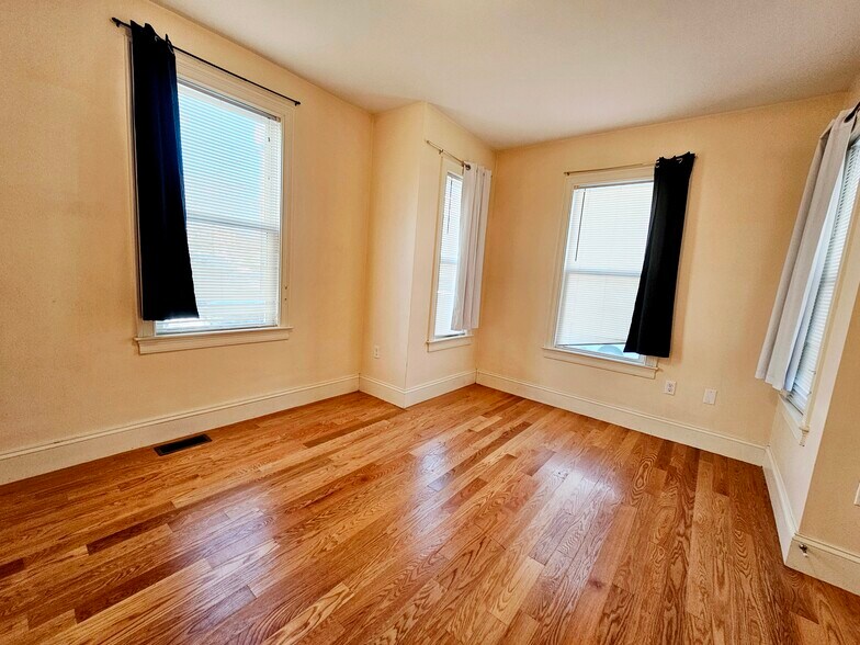 Building Photo - 35 Pratt St