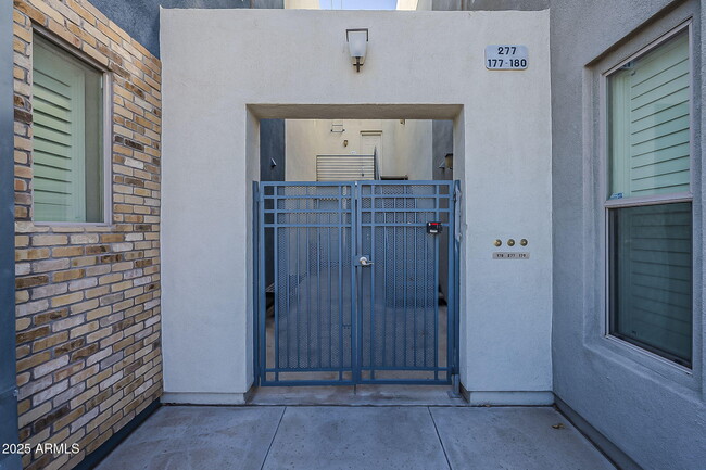 Building Photo - 615 E Portland St