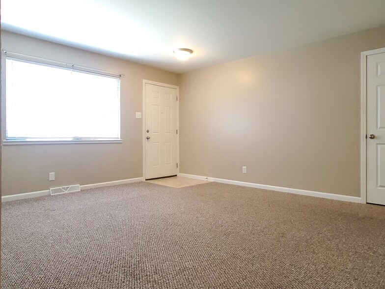 Building Photo - 5526 Humbert Rd