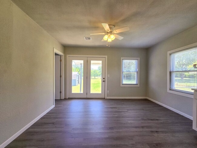 Building Photo - 3 Bedroom 1 Bath Home in Shawnee!