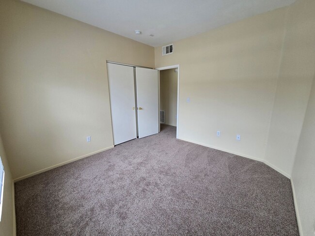 Building Photo - A Charming 3 Bedroom upstairs unit in NW L...