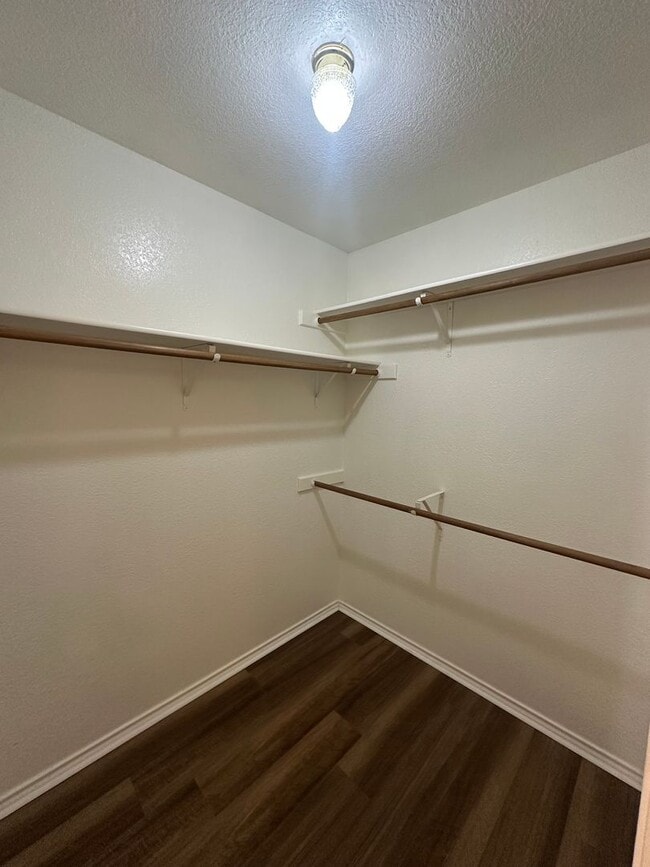 Building Photo - 3 bedrooms PLUS Bonus Room