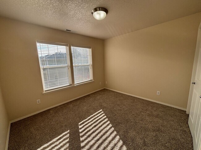 Building Photo - 3 Bedroom 2.5 Bath Duplex