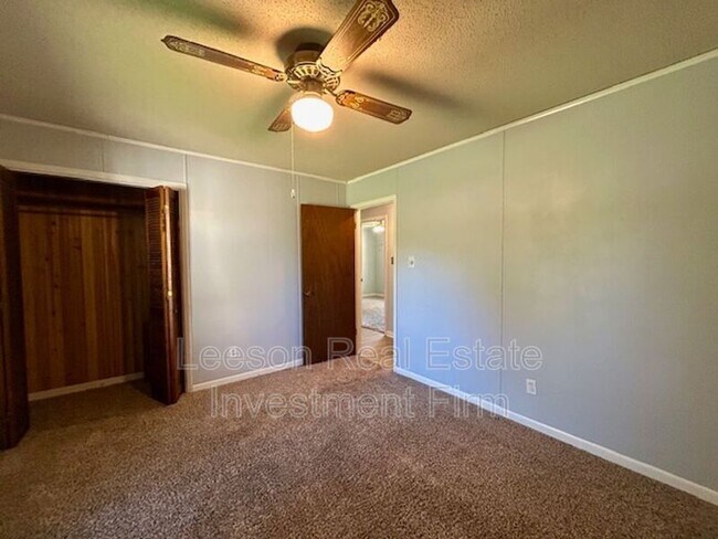 Building Photo - 302 Avenida Dr