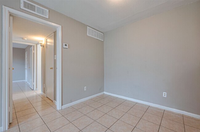 Building Photo - 9090 S Braeswood Blvd
