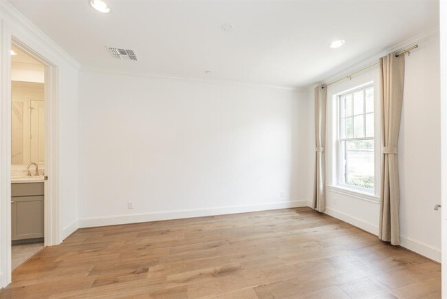 Building Photo - 7518 Viano Ln