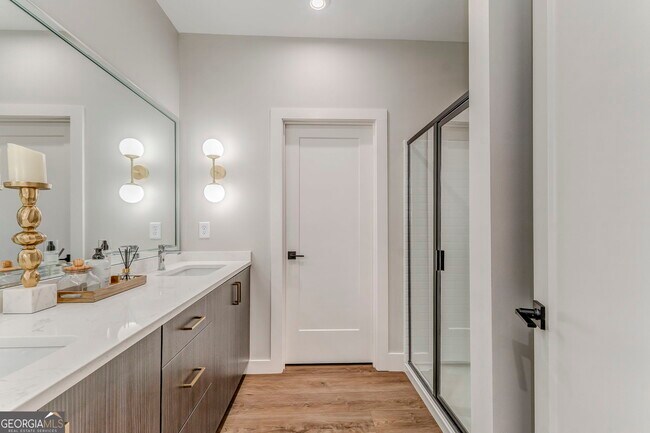 Building Photo - 93 Chateau Dr SE