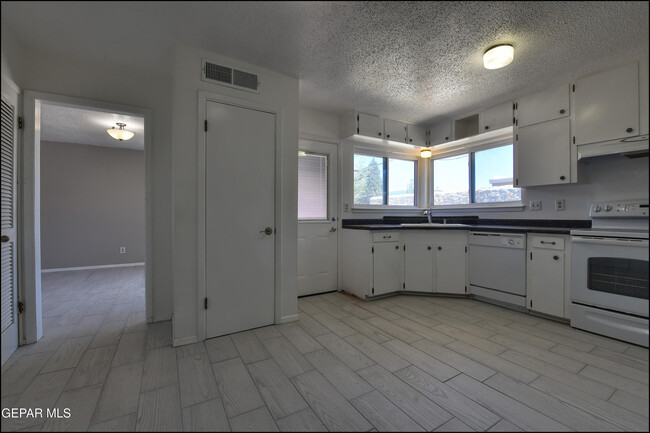 Building Photo - 6915 Pamlico Dr