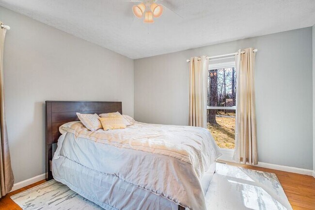 Building Photo - 306 Happy Creek Rd