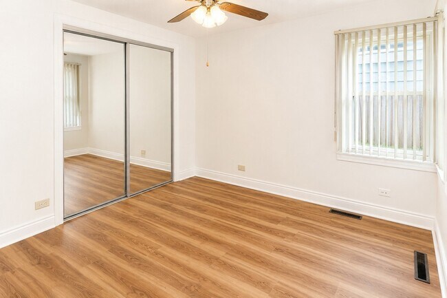 Building Photo - 11536 S Ridgeland Ave