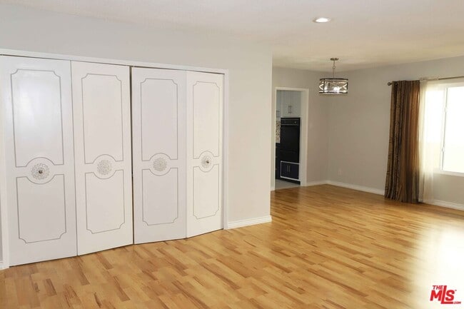 Building Photo - 1025 S Sherbourne Dr