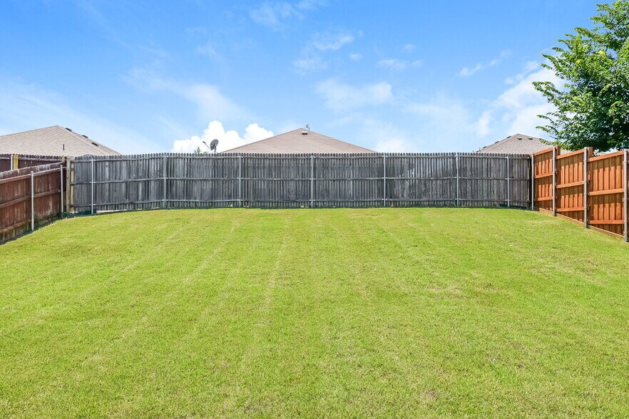 Building Photo - 906 Oak Hollow Ln