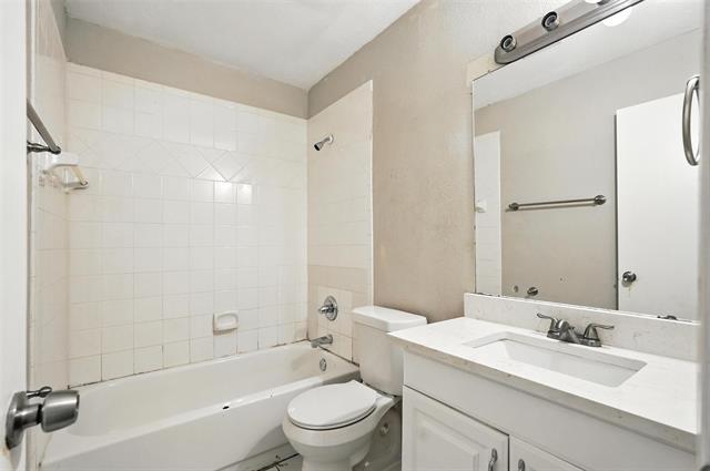 Building Photo - 4212 Ashwood Dr