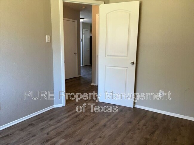 Building Photo - 608 Greenlawn Blvd