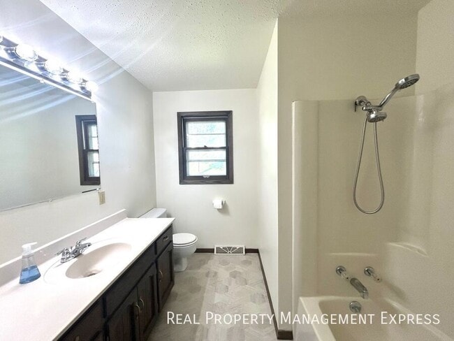Building Photo - 3 Bedroom Home 1.5 Bath for Rent