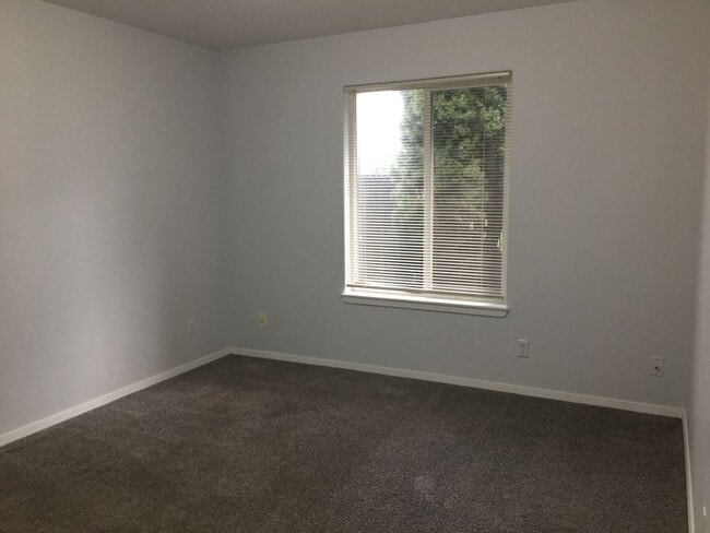 Building Photo - 733/739 Stephens Dr