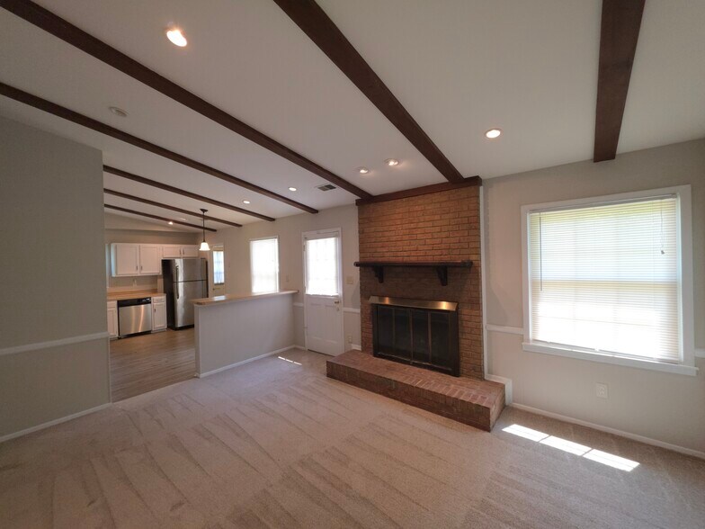 Building Photo - 1301 Rock Point Rd
