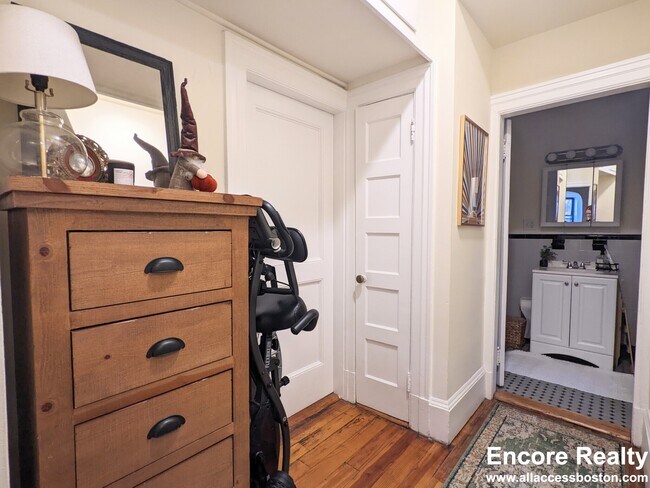 Building Photo - 1463 Beacon St