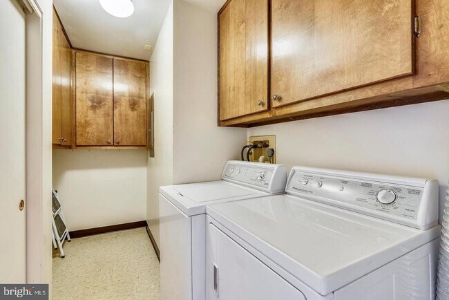 Building Photo - 11500 Fairway Dr