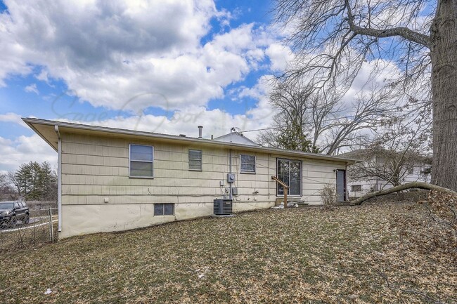 Building Photo - FINISHED BASEMENT WITH KITCHEN AND BATHROO...