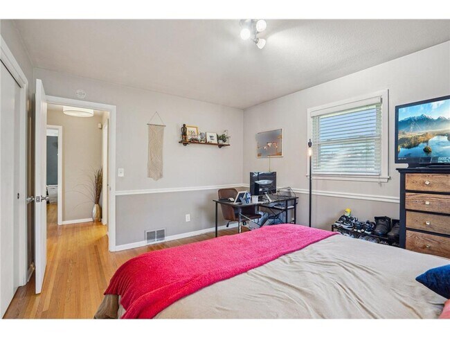 Building Photo - 901 W 61st St