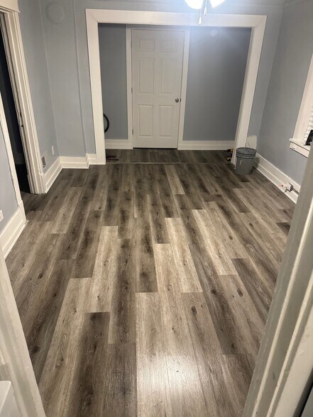 spacious living room - 304 Arthur Ave