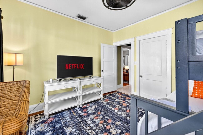 Building Photo - 3321 W San Juan St