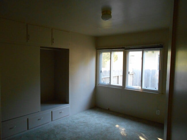 Building Photo - 261 Lerwick Drive