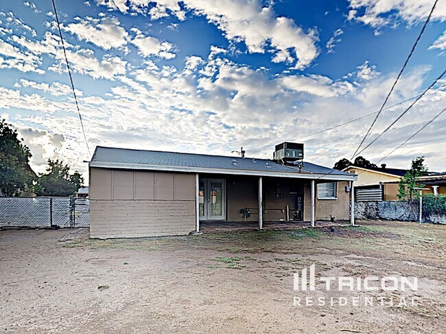 Building Photo - 5712 N 63rd Dr
