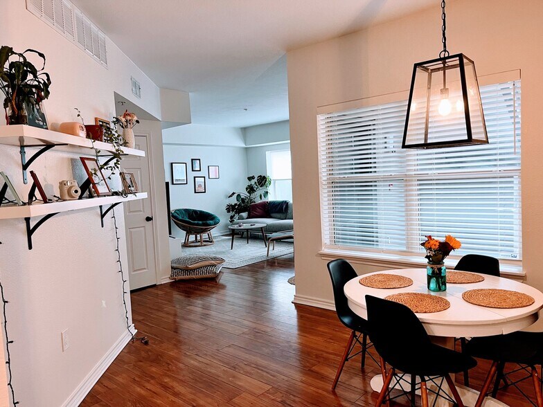 Building Photo - 2910 Wyandot St