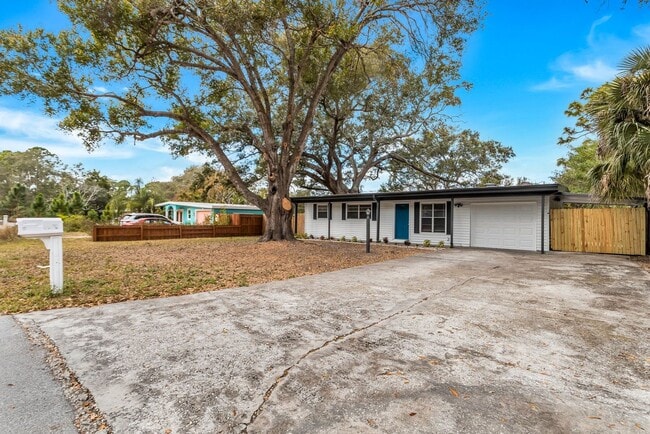 Building Photo - Large 3bdrm/2bath Home with garage & carport ** Lots of room** $2200.00**