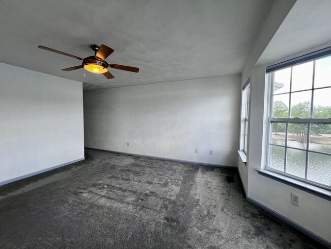 Building Photo - Charming Lakefront Townhome