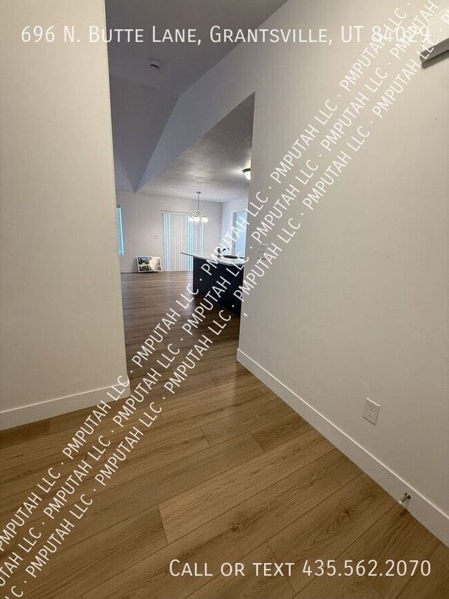 Building Photo - 696 Butte Ln