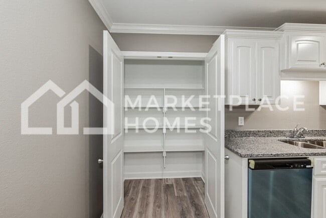 Building Photo - 417 W 20th St