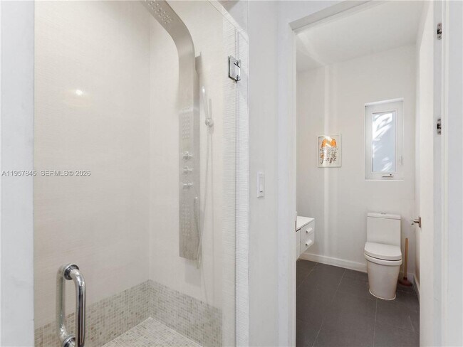 Building Photo - 727 14th Pl