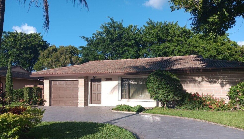 Primary Photo - 8204 NW 100th Ter