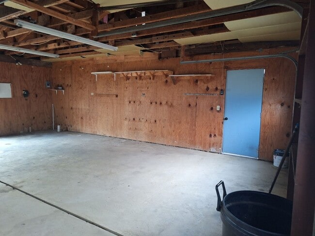 Building Photo - Country Living at its Best!!