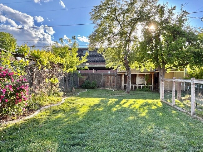 Building Photo - Darling Cottage Near SLCC!
