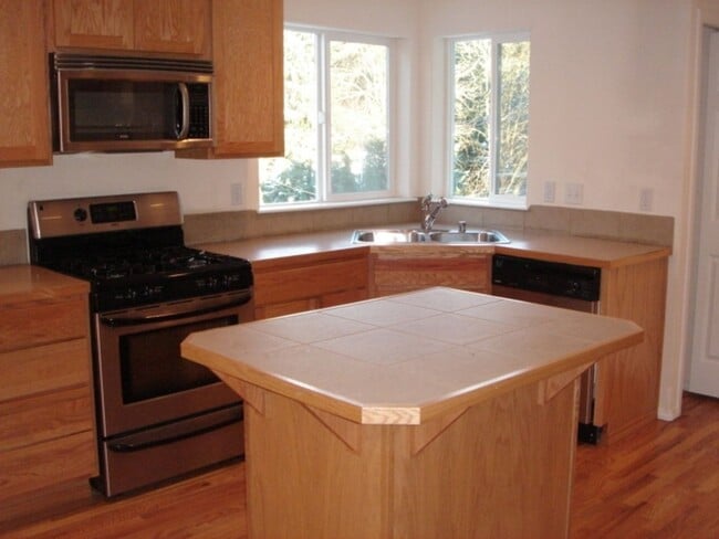 Building Photo - Woodinville Duvall Road. 4 bed. +den. 2.5 ...