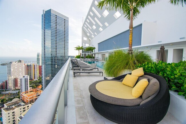 Building Photo - 1300 Brickell Bay Dr