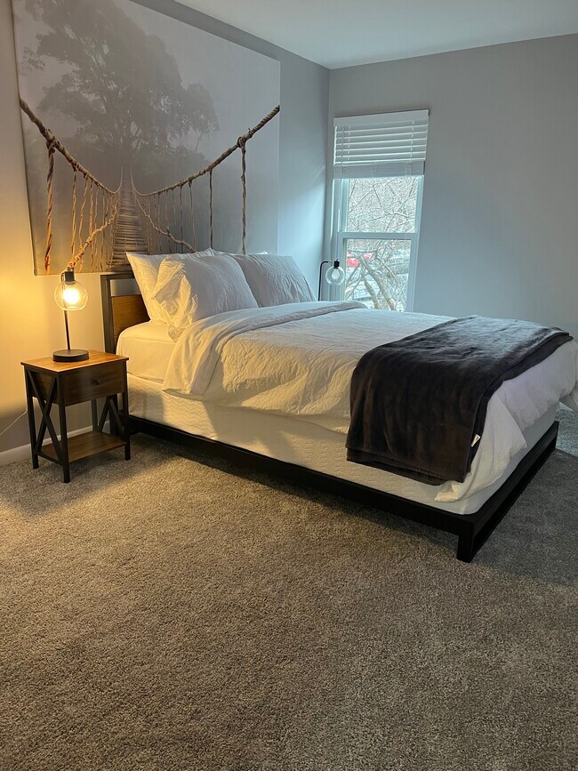 Master bedroom with queen bed - 5803 Royal Ridge Dr