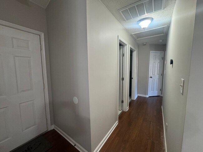 Building Photo - Condo Living in Newport News