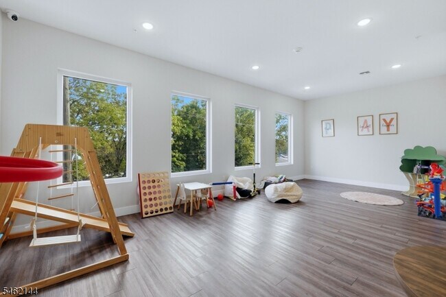 Building Photo - 420 River Dr
