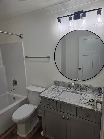 bath w/ granite counters - 22375 Highway 36