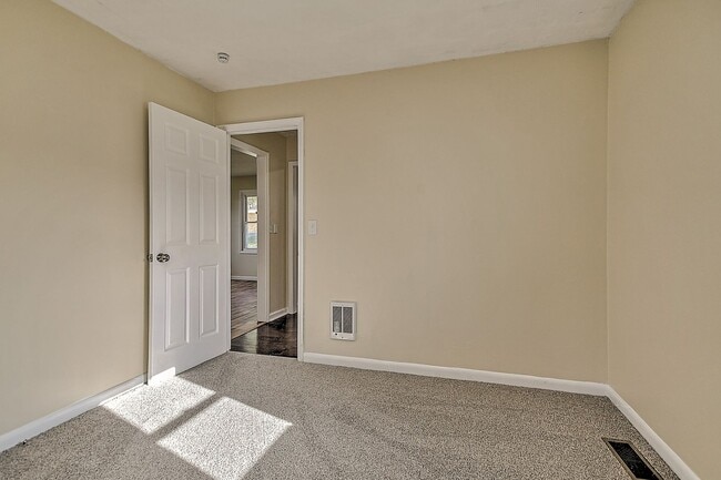 Building Photo - 214 Taylor Ave