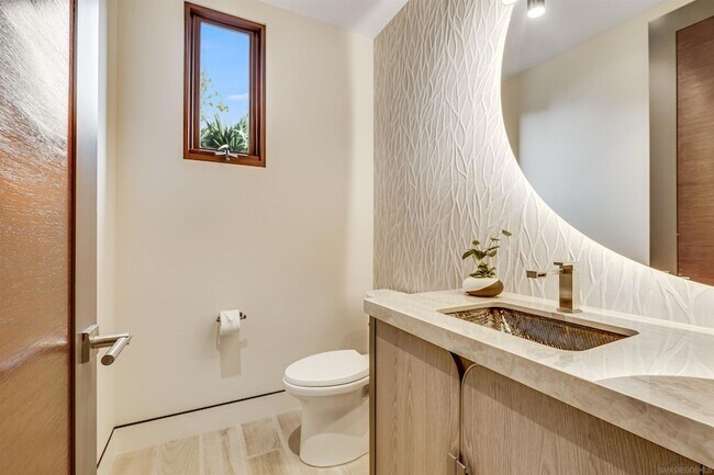 Building Photo - 8070 La Jolla Scenic Dr N