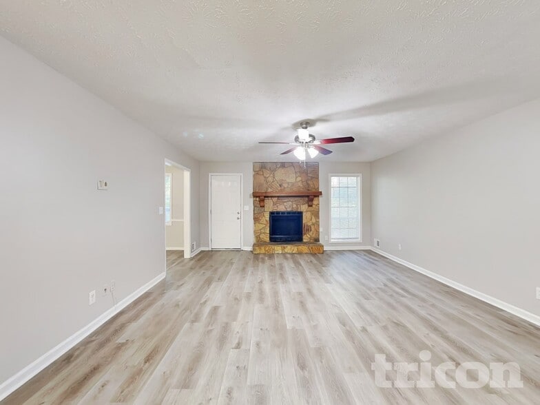 Building Photo - 3376 Poplar Dr